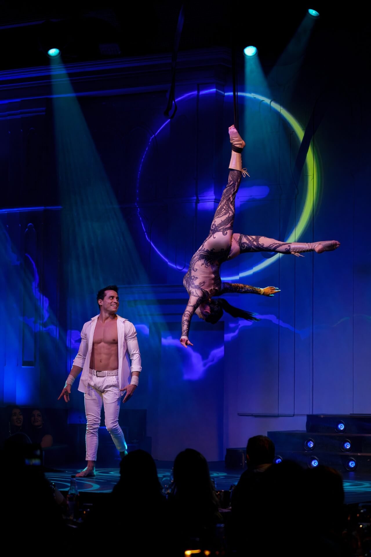 Acrobats dancers show Dream restaurant
