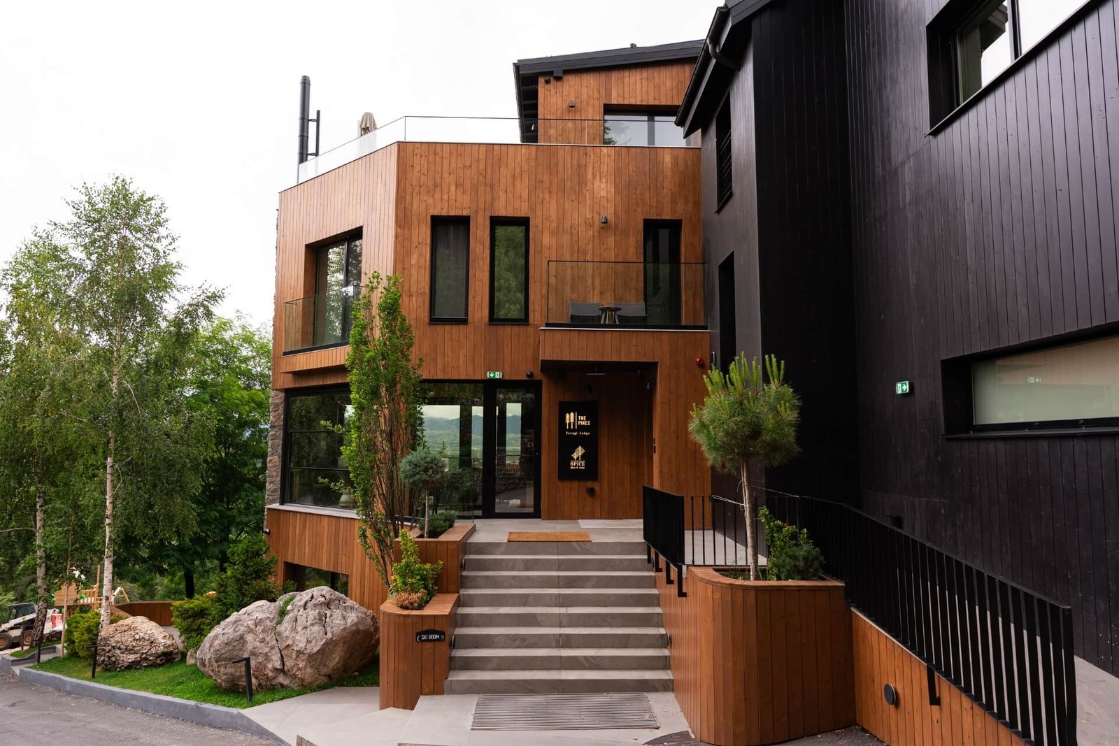 Wide view of the Pines Hotel Bucegi front side