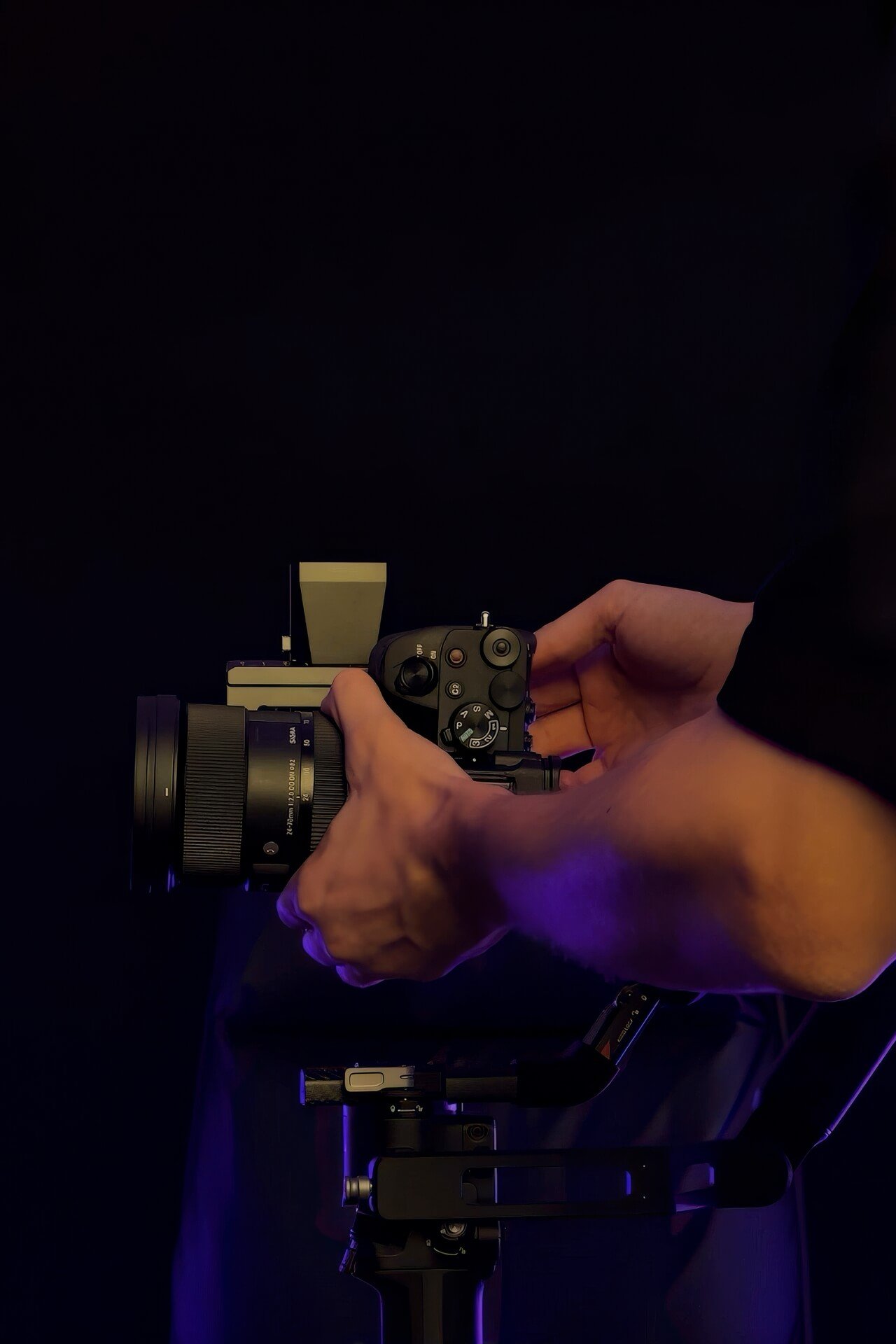 Alex Paiu mounting camera on DJI RS4 PRO gimbal